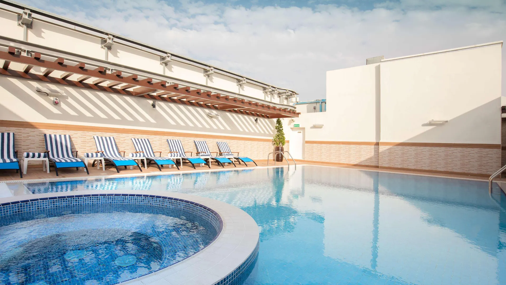 Golden Tulip Downtown Abu Dhabi Hotel 4*,